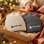 Beanie mit Logo – weihnachtsgeschenk – illustratives Designbeispiel; Geschenkverpackung und Dekoration nicht enthalten