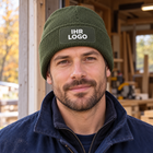 Handwerker mit olivgrüner B440 und IHR LOGO auf dem Patch – illustratives Lifestyle-Mockup