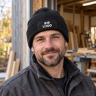 Handwerker mit schwarzer B440 und IHR LOGO auf dem Patch – illustratives Lifestyle-Mockup