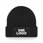 Beechfield B440 in Schwarz mit IHR LOGO auf dem Patch – illustratives Druckbeispiel
