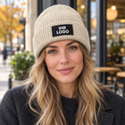 Model mit B442R in Oatmeal / Black und IHR LOGO – illustratives Lifestyle-Mockup