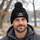 Model mit B443 Snowstar® Bommel-Beanie und IHR LOGO – illustratives Lifestyle-Mockup