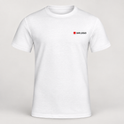 Gestaltungsbeispiel: Basic T-Shirt in Weiß mit individuellem Frontdruck – Studioansicht
