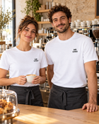 Gestaltungsbeispiel: Café-Team in weißen Bio+ Unisex T-Shirts mit Brustlogo