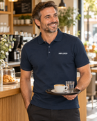 Gestaltungsbeispiel: Café-Mitarbeiter in navy Business Poloshirt mit Brustlogo