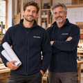 Gestaltungsbeispiel: Handwerker-Team mit navy K911 Fleecejacken und Bruststickerei