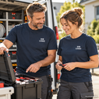 Gestaltungsbeispiel: Montageteam in navy Premium T-Shirts mit Brustlogo