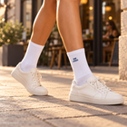 Weiße Tennissocken mit Logo im urbanen Freizeitlook – Designbeispiel