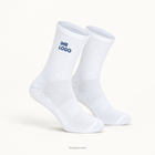 Weiße Tennissocken mit eigenem Logo – Designbeispiel